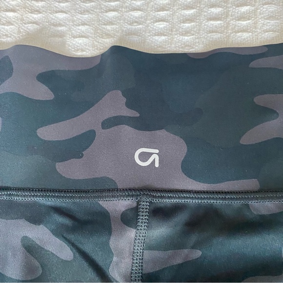 GapFit sculpt revolution Capri-length legging camo size small NWT - Picture 8 of 8